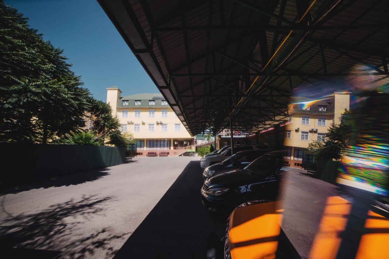 Sunrise Osh Hotel Buitenkant foto